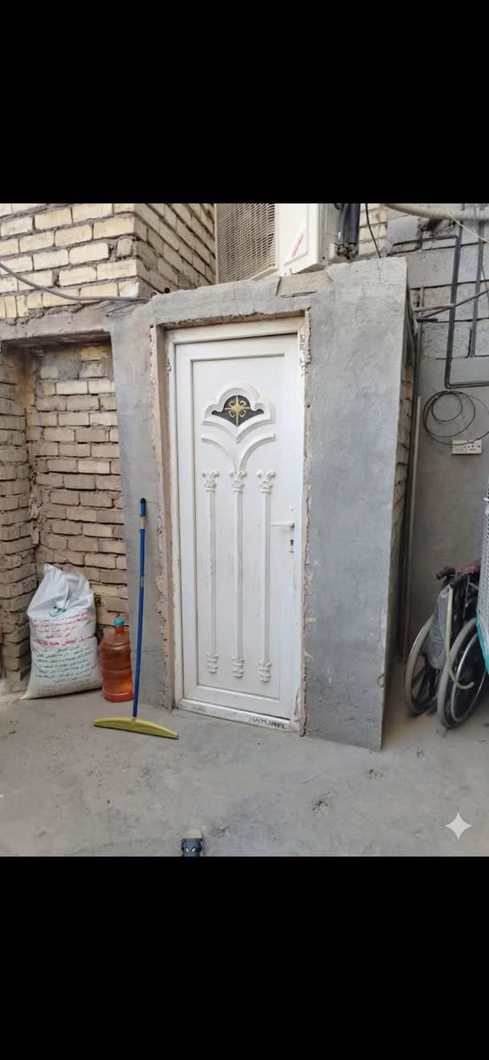 دار للبيع
دار للبيع في جكوك خلف البانزين خانة 90 متر واقع حال 85 يتكون من صالة وحولي وغرفة وصحيات موقعه قريب عالشارع 
للاستفسار تلفون او واتساب ***********
