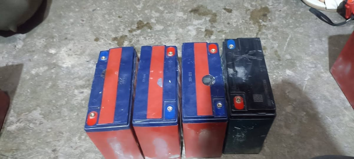 سلام عليكم بطاريتين ولي نضيفات يقرن ١٠ و٤ بطاريات منفوخات يقرن ١٠ تواصل علا الرقم ***********
