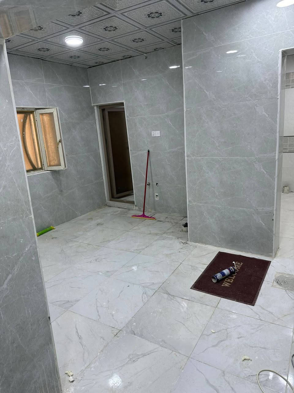 السلام عليكم 
بيت للأيجار في البصره التنومه شارع ٤٠المطلوب عائله زغيره سعر الايجار ٥٥٠البيت مكون من غرفتين وصاله ومطبخ وصحيات السطح ايزوكام ومسقف والطارمه كذلك الاتصال عالرقم ***********
