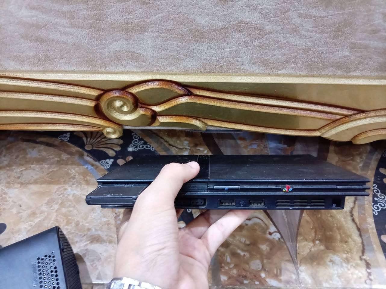 سلام عليكم لليع اكس بوكس بدون ملحقات
وبلي2 معه بيت خزد ويده وحده فقط بليات ثنينهن شغالات 

نطيني سعر ربيهن ان عجبني ابيع مكان رمادي سجاريه
