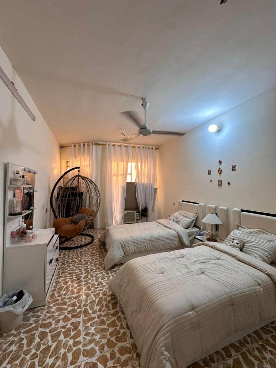 مشتمل للبيع مساحة ٧٥م
يحتوي على #استقبال #مطبخ #٣غرف #خدمات

الموقع 📍 الشعب حي التجار الضباط موقع ممتاز

للأستفسار آكثر الأتصال على الأرقآم 

***********

