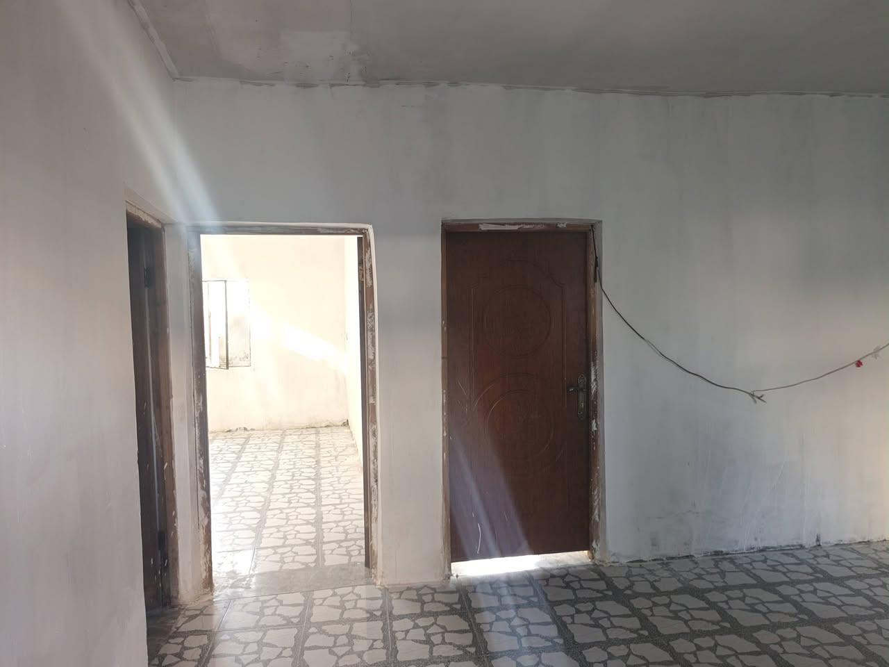 ‏سلام عليكم دار للبيع بغداد المدائن قرب تقاطع حساني حي النضال مساحه الدار 180 متر يتكون الدار من غرفتين نوم وصاله واستقبال ومطبخ وكراج سيارة حديقه خلف الدار صحيات داخلية  و خارجيه للاستفسار الاتصال على الارقام ‪‪***********‬ سعر30
