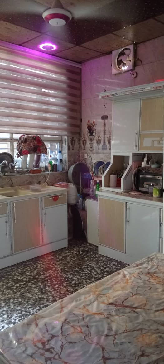 سلام عليكم.. بيت مساحه 200متر شارع 80 الاوفه الحاده مقابيل القبه الذهبيه شارع البانزين خانه محتويات البيت 2غرف.. ستقبال.. هول.. ومطبخ.. كراج سياره.. زراعي سند 25.. سعر90.. وبي مجال ويرهم.. مروس..  الستفسار على هذا لارقم ***********
