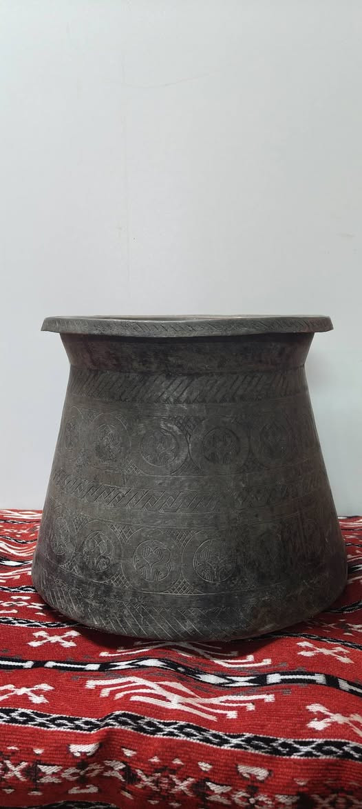 السلام عليكم سطلة او انجانا منقوشة بالكامل وزن اكثر من 3كيلوو
الارتفاع 30 سنتيم 
قطر من الاسفل 35سنتيم 
قطر من الاعلى 30 سنتيم 
قياس فرة البطن 110سنتيم اكتب تم يصلك السعر او التواصل وات ساب ***********

