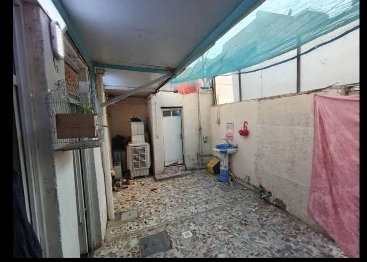 السلام عليكم بيت كامل للبيع المساحة 144طابقين اعكاده
نضيف قطاع 76بفرع منه للشارع قرب تقاطع العوره شارع السفاره السعر 180للاستفسار ***********.***********
