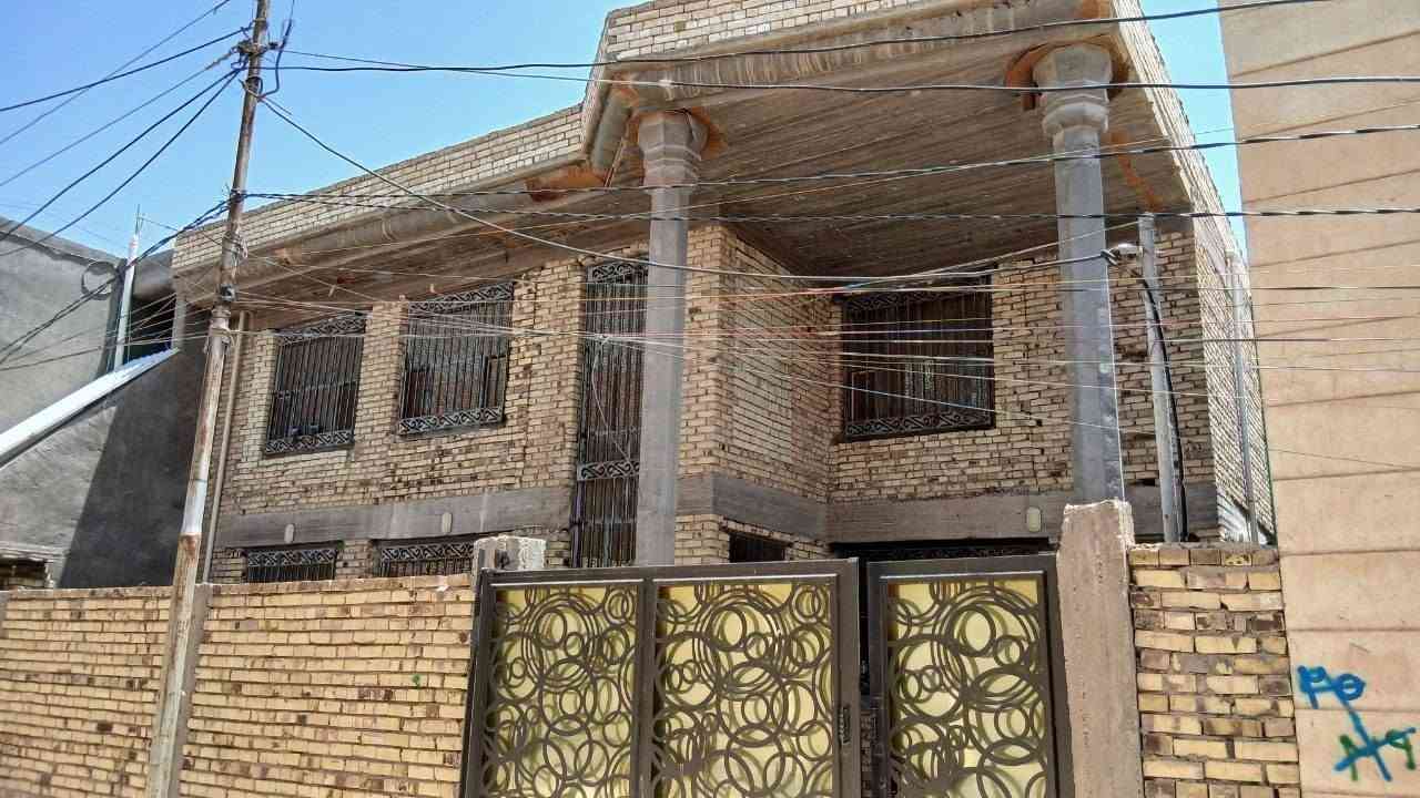*بيت طابو زراعي طابقين (سند 25 ) بسعر مناسب جداًاً

المساحة 250 متر
واجهة 15 متر 
بناء حديث

*الطابق الارضي / غرفة وهول واستقبال ومطبخ ومجمع صحيات
مناور عدد 3  
كراج سيارة
حديقة كبيرة
صحيات خارجية

*الطابق الثاني / غرف عدد 2 
وهول ومجمع صحيات

*عرض الشارع 6 متر 
كامل الخدمات مجاري وماء وكهرباء ونت ضوئي يبعد عن التبليط ٣٠ متر

*يبعد عن شارع الورديه الرئيسي 
حوالي ٢٠٠ متر

*وردية خارج _ قرب جامع العكام _ شارع البزل المشجر

*ثاني فرع في شارع البزل المشجر

للتواصل ويتوفر وتساب على الارقام

***********

***********
