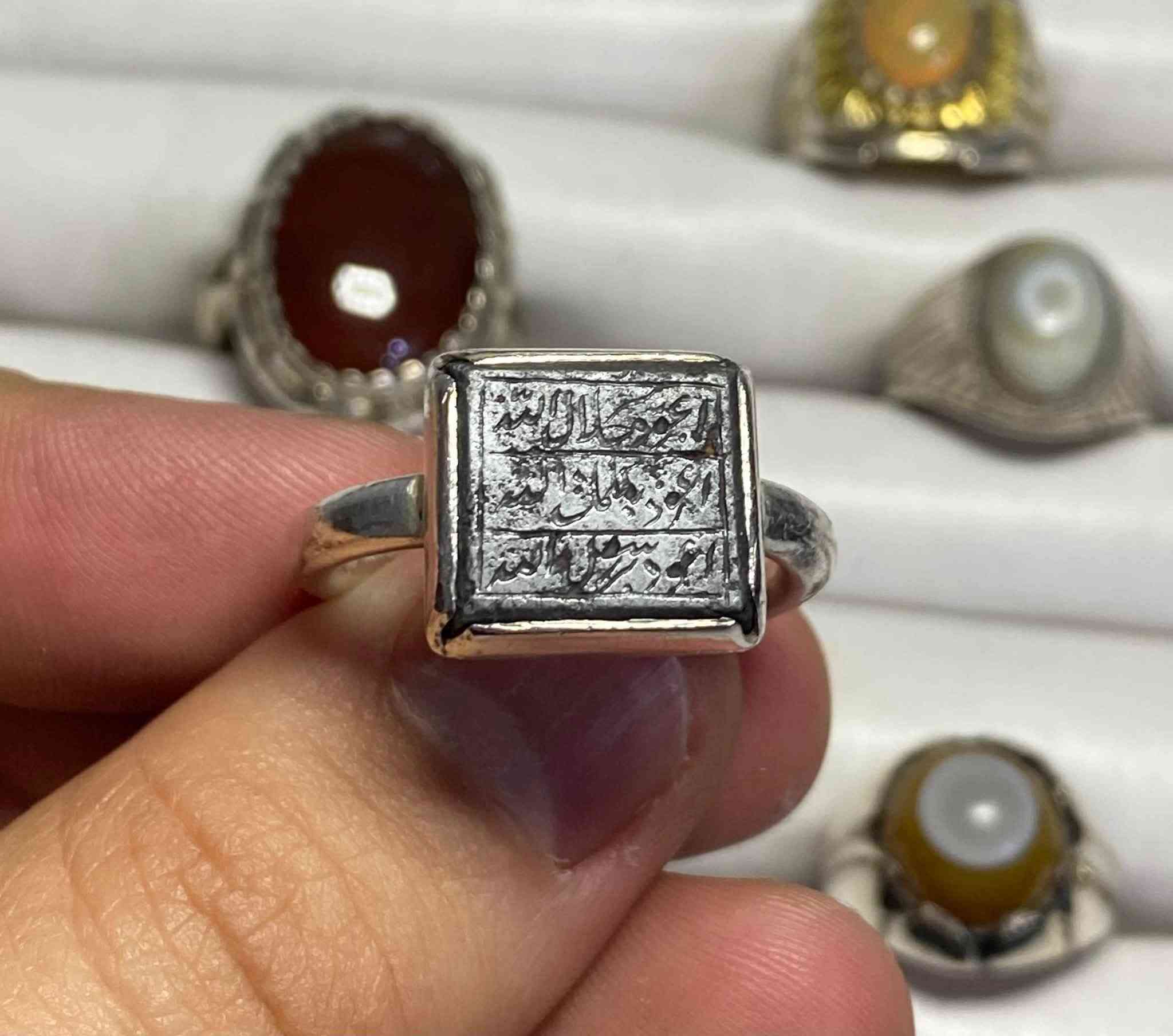 السلام عليكم خاتم حديد صيني قديم صياغة يدوية ثقيلة قياس الخاتم (27) للبيع فقط يوجد توصيل ***********
