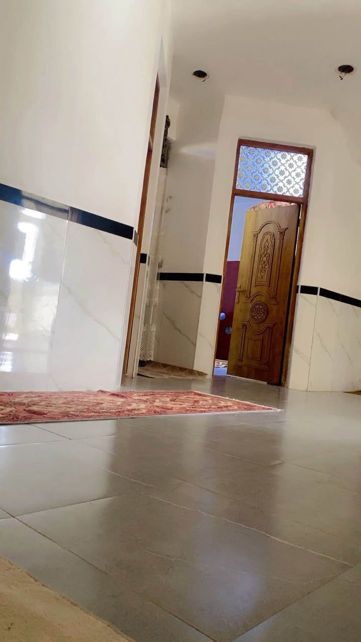 🏠 بيت للبيع - 200 متر - حي المشتل الثاني
✨ بناء طابوق درجة أولى وبناء حديث ✨
📍 الموقع: المشتل الثاني - قرب عمارات المعهد - قريب ع الشارع العام
📐 المساحة: 200 متر مربع
🏗️ نوع الملك: زراعي - كامل الخدمات
التفاصيل:
✓ غرفتين (5×4)
✓ صالة جبيرة (8×4)
✓ استقبال (7×4)
✓ مطبخ حار + مطبخ بارد
✓ ساحة جبيرة + ثنين مناور
✓ صحيات داخلية وخارجية
💰 السعر: 65 مليون وبيه مجال
📞 للاستفسار: ***********
