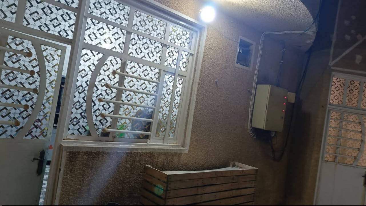 السلام عليكم دار للبيع مساحة 200 متر طاقة زراعي سند2025 قرار محكمة يحتوي على استقبال ومطبخ وصالة كبيرة جداً غرف نوم عدد اثنين وصحيات عدد اثنين ومناور عدد اثنين خطين ماء خطين كهرباء بناء درجه اولى سطح شتايگر مع غرفتين في الطابق الثاني بعدهن ما كاملات الموقع بغداد جسر ديالى الجديد السايد الواحد شارع ملايين السعر 105 الرقم ***********
