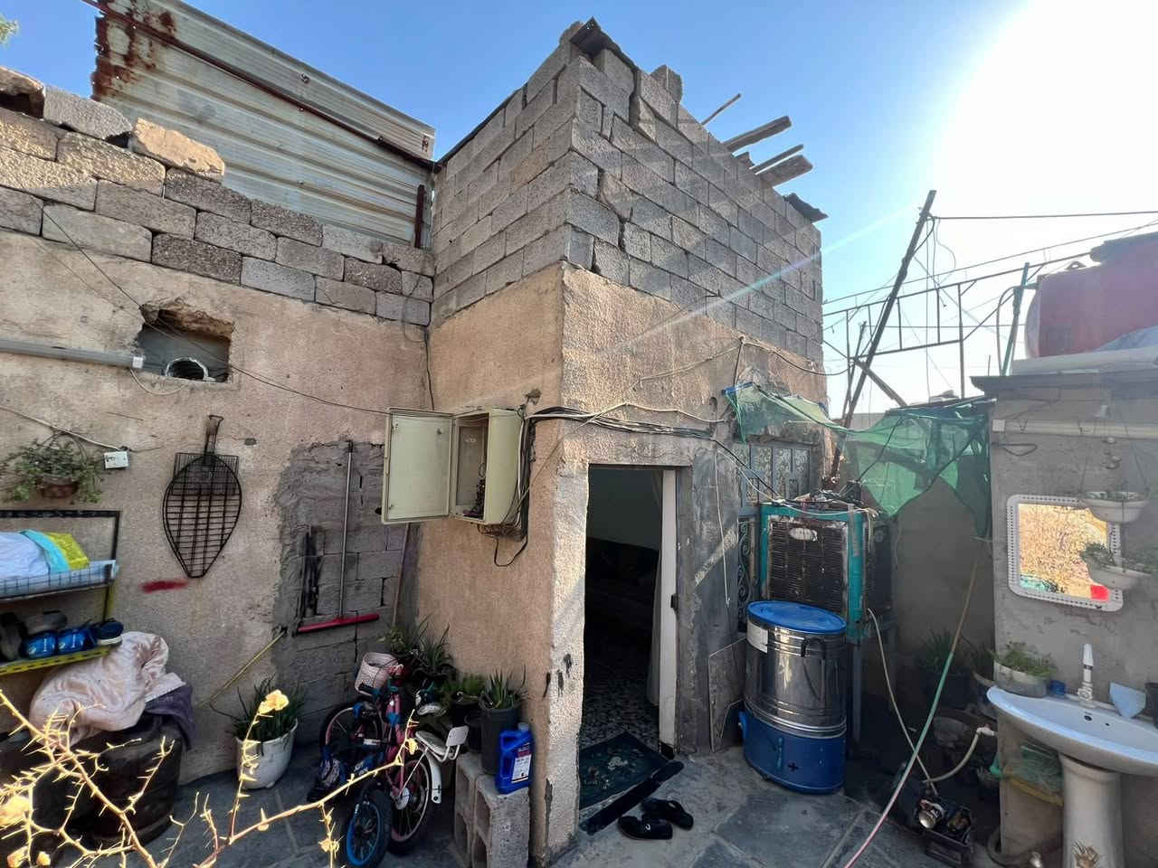بيت تجاوز للبيع جاهز من كلشي كاشي البيت مدخلين وغرفتين وصاله واستقبال ومطبخ من كلشي جاهز 13وبي مجال  لاستفسار أكثر ع رقم ***********
