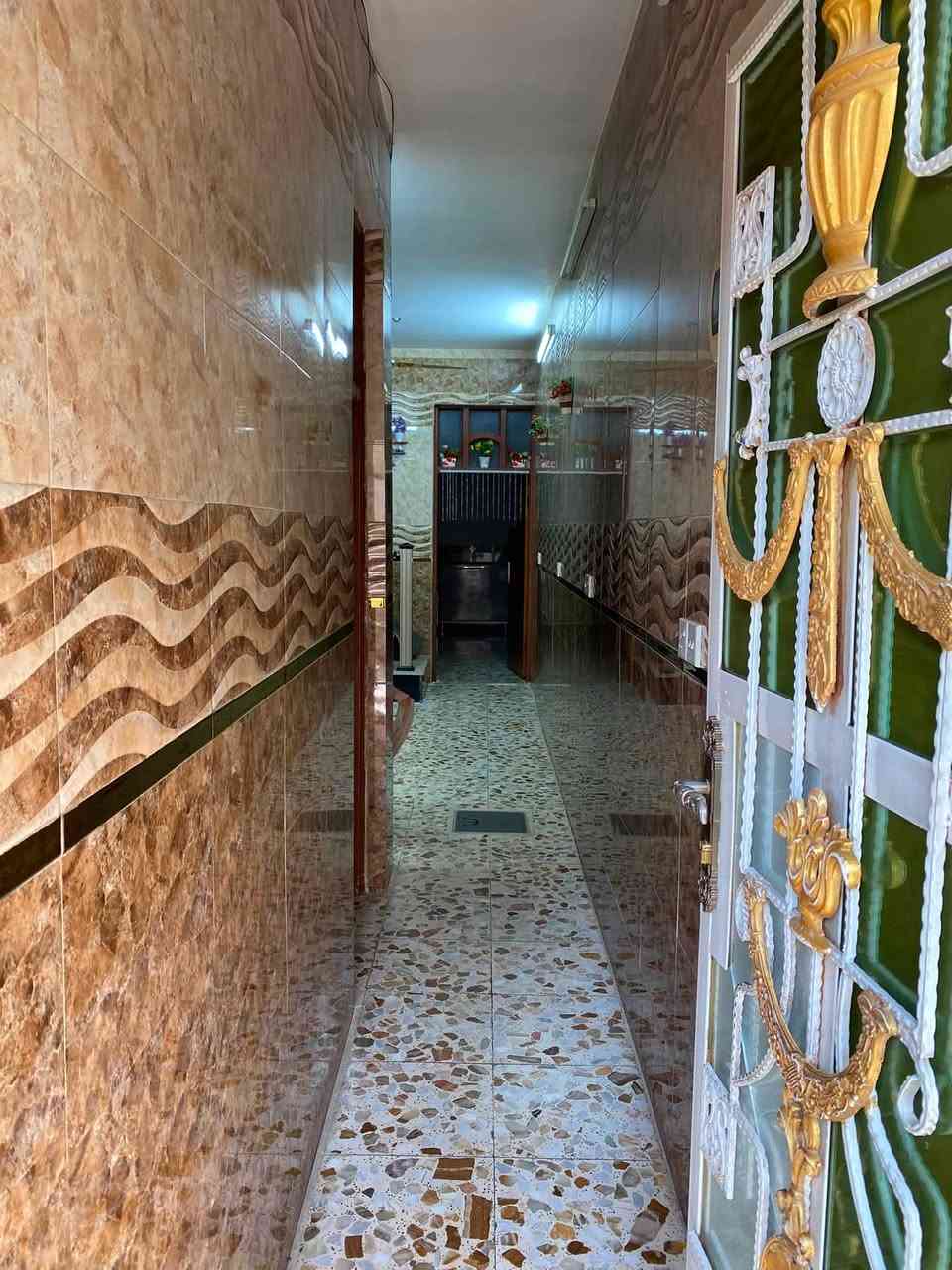 السلام عليكم بيت للبيع 90م واجهة5 نزال 18 طابق ونص  السعر 85 وبي مجال بسيط ،  حي طارق الوسط قرب حسينية ابا صالح للاستفسار ***********
