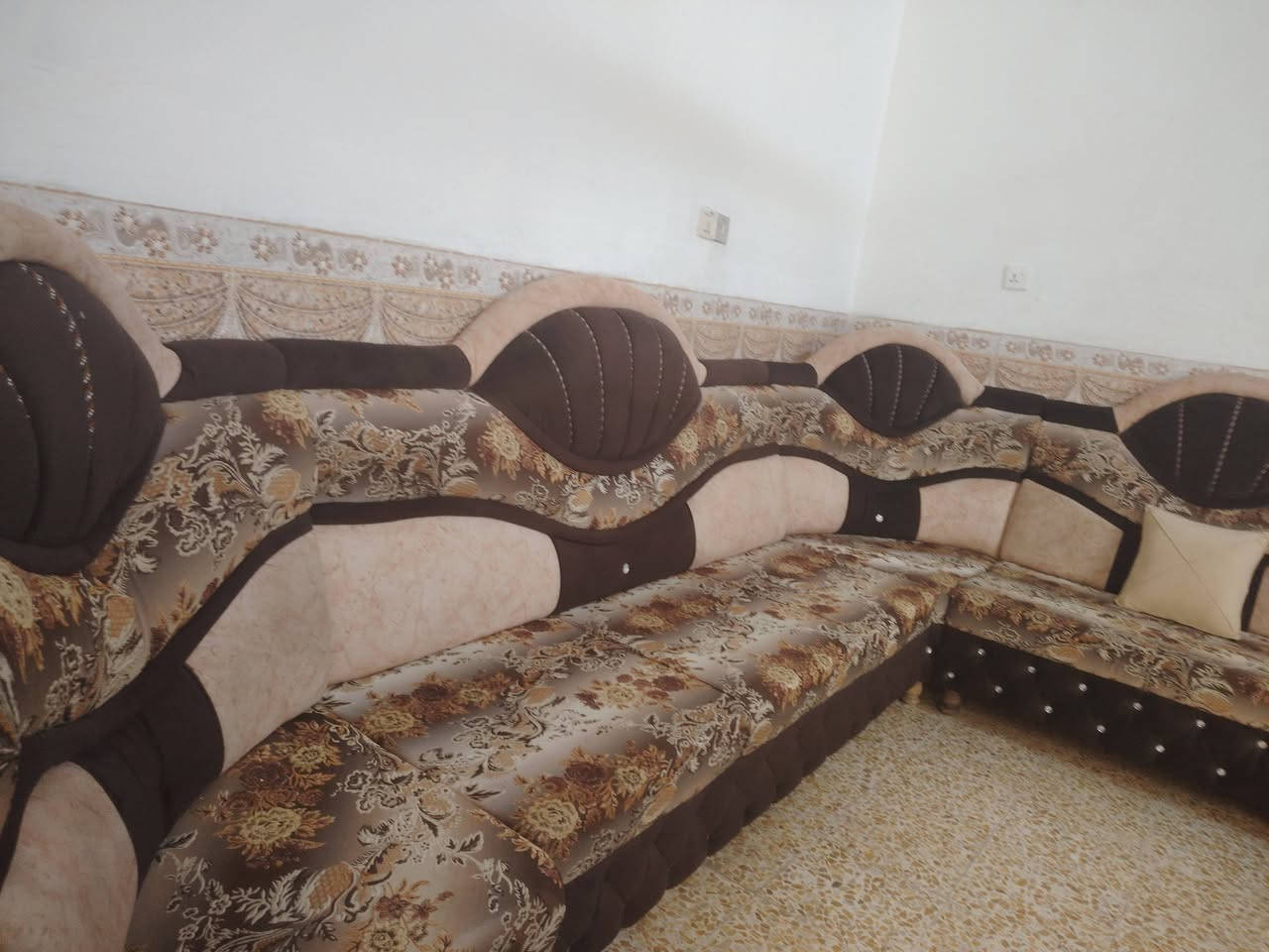 ديوان ١٢ مترللبيع اب شرط درجه اولى خشب عراقي زاويتين السعر ٨٢٥ الاستفسار على الرقم *********** وكورك ***********
