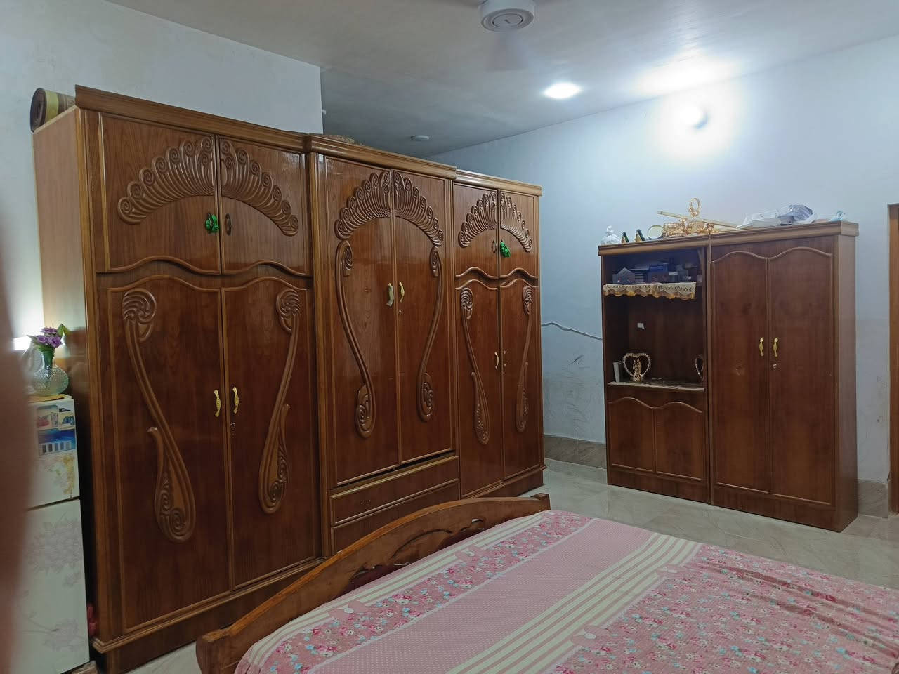 السلام عليكم غرفة نوم للبيع بيه بعض التلحيضات واضحات في المنشور السعر مليون و٢٠٠ وبيه مجال نضيفه وحلوه مرتبه تصال ***********
