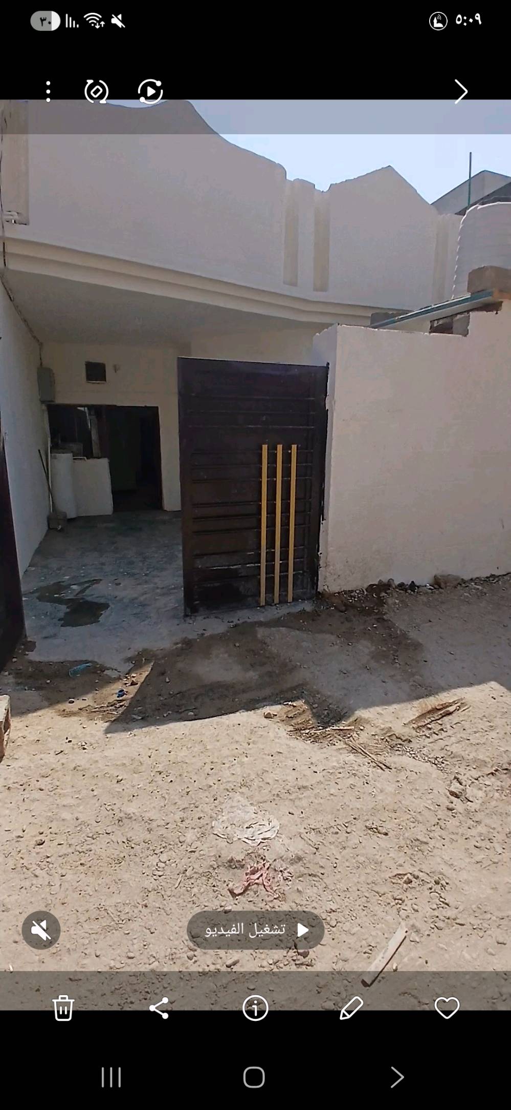 بيت للبيع مساحة 125 متر مربع  واجه البيت 6 وربع والنزال 20يحتوي البيت على استقبال وغرفتين نوم وصالة ومطبخ ويحتوي على تواليت خارجي. وحمام  داخلي وتواليت داخلي. للتواصل واتساب  ***********.الموقع ابو غريب الشهداء شارع السكلات مقابل مطعم صهوبي يبعد عن شارع السكلات 50 متر
ممكن تذكرون شكد السعر المطلوب بشكل نهائي؟ وهل بيه مجال للمساومة لو لا؟: 
85000000
شنو وضع الطابو/السند مال البيت: طابو صرف لو شنو، وهل عليه أي ملاحظات قانونية أو معاملات؟: 
طابو صرف
البيت بيه خدمات جاهزة؟ يعني ماي وكهرباء شغالات، وشنو نوع التأسيس/التشطيبات الداخلية تقريباً؟: 
جاهز 
إذا يهم المشتري، شكد عدد الطوابق وهل البيت أرضي لو بيه طبقة ثانية/قابل للتوسعة؟: 
طابق واحد