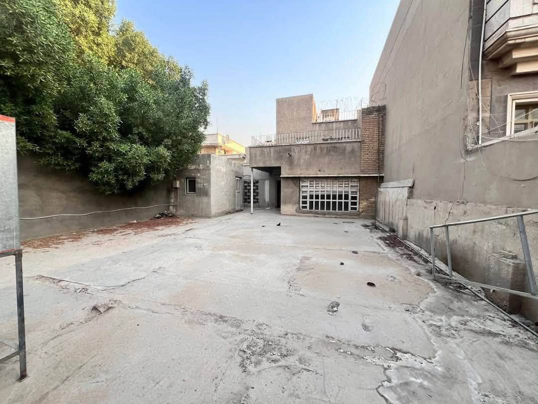 � دار للإيجار التجاري – الكرادة / شارع ٦٢
الدار بحالة كلاسيك
تتكون من:

 • كراج كبير 🚗
 • صالة واسعة 🛋️
 • مطبخ 🍽️
 • ٣ حمامات 🚿
 • ٦ غرف نوم 🛏️

📍 الموقع: الكرادة – شارع ٦٢
🏢 يصلح لمقر شركة أو مكتب تجاري

———————————
شركة عصر حمورابي للاستثمار والتطوير العقاري
📍 الكرادة / شارع العطار / بناية عصر حمورابي
📞 ***********
نستقبل جميع العروض العقارية (بيع – شراء – إيجار – إدارة أملاك)

نص مكتوب في الصور:
- دار للايجار التجاري والسكني المساحة - ٣٥٠ متر الكرادة - ٥٢ فرع كلية الصيدلة اوروك شركة عصر حمورابي ***********