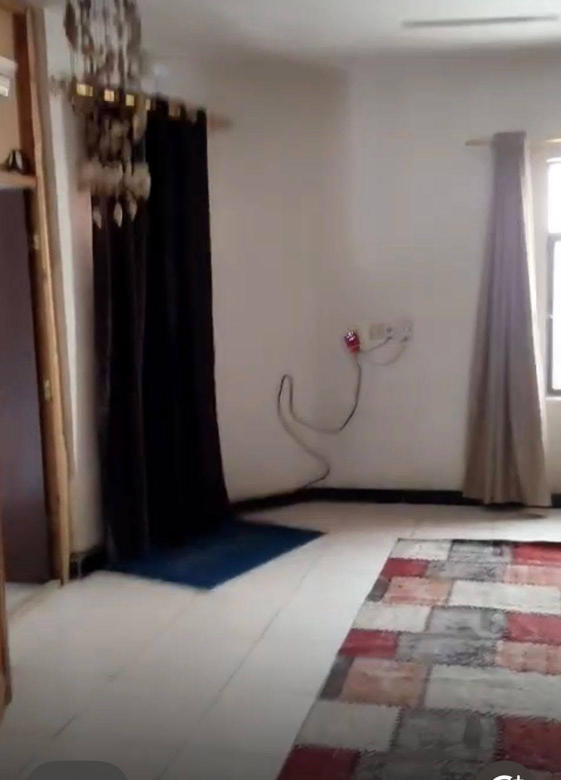 السلام عليكم
بيت للبيع في ابو غريب  مساحته 200م طابقين يحتوي على 4غرف نوم 
مع كراج للسياره مع حديقه عدد 2
صحيات عدد 2
في ابو غريب منطقه الشهداء 
هاتف للتواصل *********** بغداد, العراق
