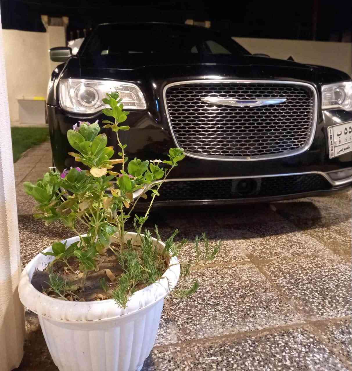 السلام عليكم 
كرايسلر موديل 2018 محرك ٨ سلندر هيمي ٥.٧ لتر  رقم السيارة بغداد 
السيارة فئة بلاتينيوم اعلى فئة بالكرايسلر بجم عريض 
حادثها بأمريكا دعامية فقط مثل ما موضح بالصور والايرباگات كلها سليمة 
ماشية 82 الف 
السيارة فول مواصفات :
داخل جلد  عسلي + تطعيم صاج
بانورما طگتين 
رادار امامي 
حساسات امامية وخلفية وجانبية 
نقطة عمياء 
تحديد مسار 
اوتو بارك 
بريك تلقائي وتحذيرات لمنع التصادمات 
كاميرا دوارة  بلادية
ويل عنكبوت اصل حجم 20  
تايرات تو سايز
شاشة كار بلي
ستيرن كهرباء و تدفئة 
كشنات امامي تدفئة + تبريد  
كشنات خلفي تدفئة 
أكواب تدفئة + تبريد 
كشن خزن ميموري
مثبت سرعة + مثبت سرعة تفاعلي 
وبعد هواي مواصفات 
السيارة عليها  كزوز بورلا   تتحكم باليريمونت 
ملاحظة السيارة بيها بين البابين تكحيل * وبيها بالجاملغ طعجة صغير 
ومثل ماموضح بالصور 
مكان السيارة كربلاء - الهندية 
الاستفسار التواصل ع الرقم 
*********** - واتساب موجود
