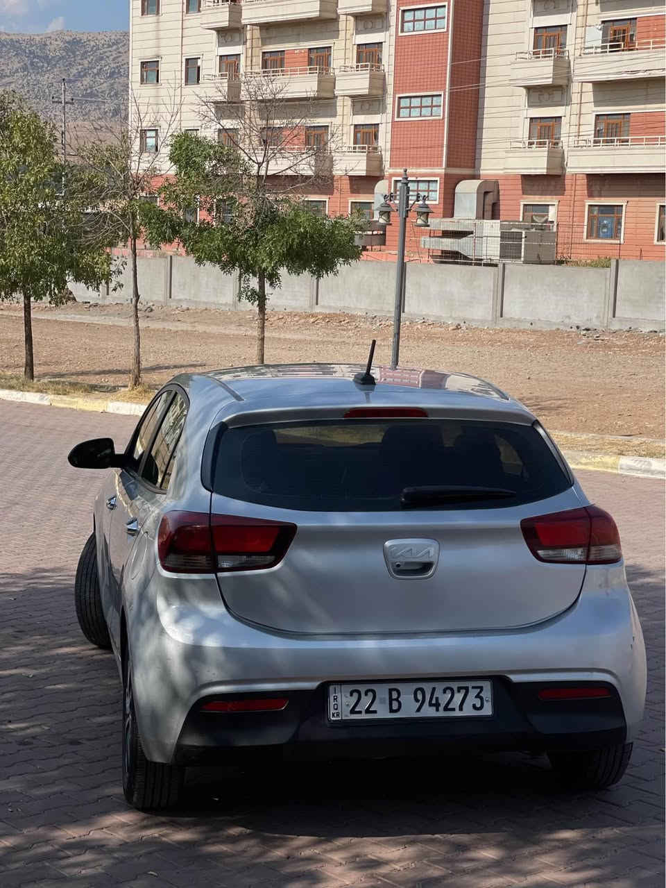 � للبيع كيا ريو LX موديل 2022
 
✅ السيارة بحالة جيدة
✅ الحادث: بوند جملوخ (صبغ )، بدون دواخل
✅ مواصفات فئة LX:
✅فول 
✅بصمه

* محرك 1.6 لتر
* ناقل حركة أوتوماتيك
* شاشة مع Apple CarPlay وAndroid Auto
* كاميرا خلفية
* تحكم بالمقود
* مرايا كهربائية
* نظام ABS ووسائد هوائية
* تكييف ممتاز

💰 السعر: 108 ورقة، مجال بصيت

📞 للاستفسار:
[***********]

📍 عقره – مدينة المعارض اكر, نينوى
