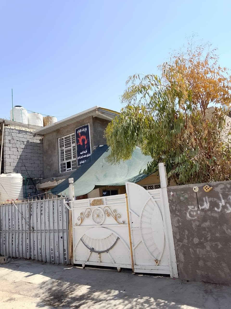 السلام عليكم بيت للبيع مساحة ٢٠٠ متر قاطين القاط الفوك مسكوف سندويج فوك ٢ غرف وجوه غرفه صاله واستقبال مطبخ وحوش وصحيات خارجيه البيت كامل من كل الجوانب وكلشي واضح بل فيديو مكان بيت خلف جامع الاكتئاب يم البانزين خانه بنص النهروان خط اول عن شارع العام *********** ***********
