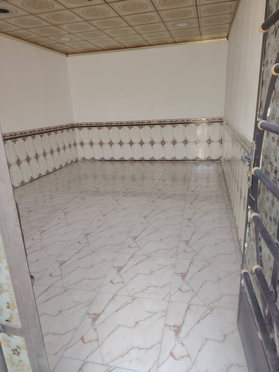 دار للبيع 300متر مع الحديقه الخارجيه طابو زراعي سند 25 العنوان ام العضام قريب على شارع اليربط ام العضام بهرز السعر 90قفل ***********
