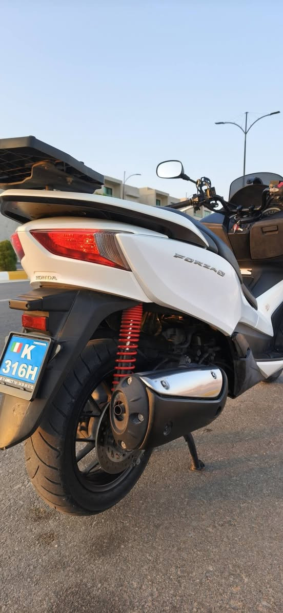 السلام علیکم.هاوڕێیان
honda forza 012
_ مۆدێل 2016
_ دژی خلیسکان ABS
_ مەکینەی 250cc
_ 92 هەزار ڕۆشتوە
_ تازە ڕۆنی مۆتۆڵی تێکراوە و فلتەریشی تازە گۆڕاوە،
_ بەنزینی موحەسەنی تێکراوە 
_ کڕیار بەس لێی ئەخوڕێت و 250 دینار مەسرەفی تێدا نیە
_ مەکینە و گێڕ و هەموگیانی بەشەرت
_ چەند شوختێکی کەمي تێدایە کەهەر دیاریش نیەو ناشرینی نەکردوە،

نمونەیە لەجوانیدا ماشاءللە

_ شوێن،سلێمانی
_واتساپ:***********
