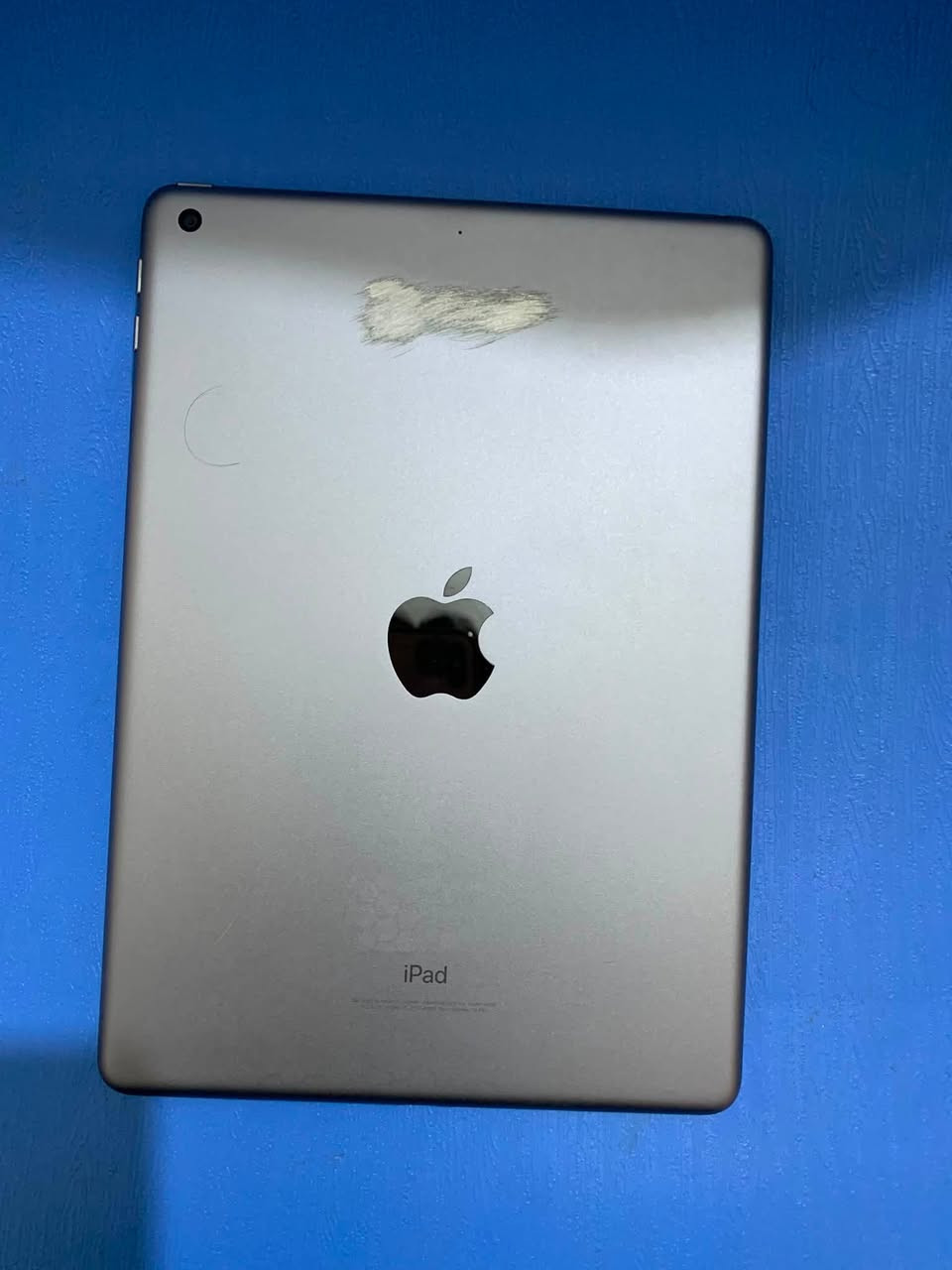 ‏سلام عليكم￼ ايباد ‏٧ Apple نظيف  كلش ‏موضح بالصورة الكسر ما مفتوح ولا طاب صيانة شاحنة وياه 100 وبي مجال رقم الهاتف 
￼***********￼￼￼￼
