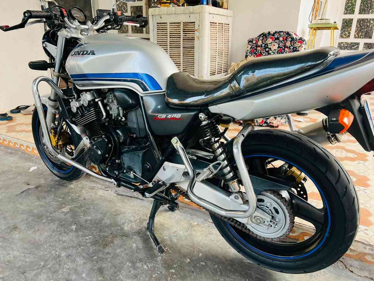 سلام عليكم  
CB400 
جيل الثاني كفاله عامه مال رمبه 

بعدهه عله وضع شركه متصرف 

عليها لو ربع  بدون اوراق وبدون رقم  سعر 15 ونص 
عنوان رمادي تاميم  المؤشراي لا يراسل ولا يتصل 

***********
