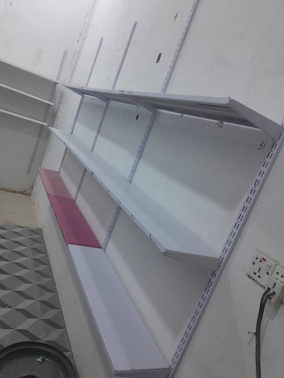 السلام عليكم رفوف للبيع مكاني الشافعيه السايدين السعر 250 وبيه مجال ***********
