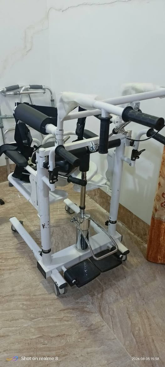 للبيع كرسي ناقل المريض . يستخدم لنقل المريض بسهولة ويوفر راحة للمريض والمرافق يتميز بوجود جك لرفع المريض او تنزيله بكل سهولة مع اداة لقلب المريض لاغراض  التنضيف للاتصال 
***********
او واتس اب ***********

