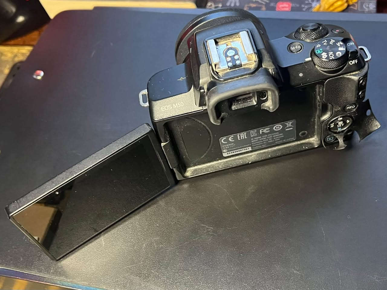 📸 للبيع Canon EOS M50 Mark I

كاميرا Mirrorless بحالة ممتازة، مناسبة لتصوير السيارات، الإعلانات، البورتريه، صناعة المحتوى والسوشيال ميديا.

المواصفات:
✅ مستشعر APS-C بدقة 24.1 ميگابكسل
✅ تصوير فيديو 4K و Full HD
✅  نظام Dual Pixel Autofocus سريع ودقيق
✅ تصوير متواصل 10 صور بالثانية
✅ شاشة لمس متحركة 3 إنج
✅ ببها Wi-Fi + Bluetooth
✅ منظار إلكتروني EVF
✅ كاميرا خفيفة وسهلة للحمل والتصوير

📦 تأتي مع:
🔹 عدسة Canon الأصلية EF-M 15-45mm
🔋 3 بطاريات ثنين منهن جديدات k&f استخدام قليل
🔹 شاحنات ثنين
🔹ذاكرة 16gb

الربر مال كامرا شوية مشلوع بشكل بسيط و موضح بالصور و ميأثر عالتصوير

السعر: 510 الف و بيها مجال بسيط للشراي

و ايضا متوفر فلتر nd+cpl حجم 67mm
نظافة 100% اخو الجديد
مشتريه ب90 الف

سعر الفلتر: 65 الف قفل 

📍 الموقع: بغداد و متوفر توصيل
***********
