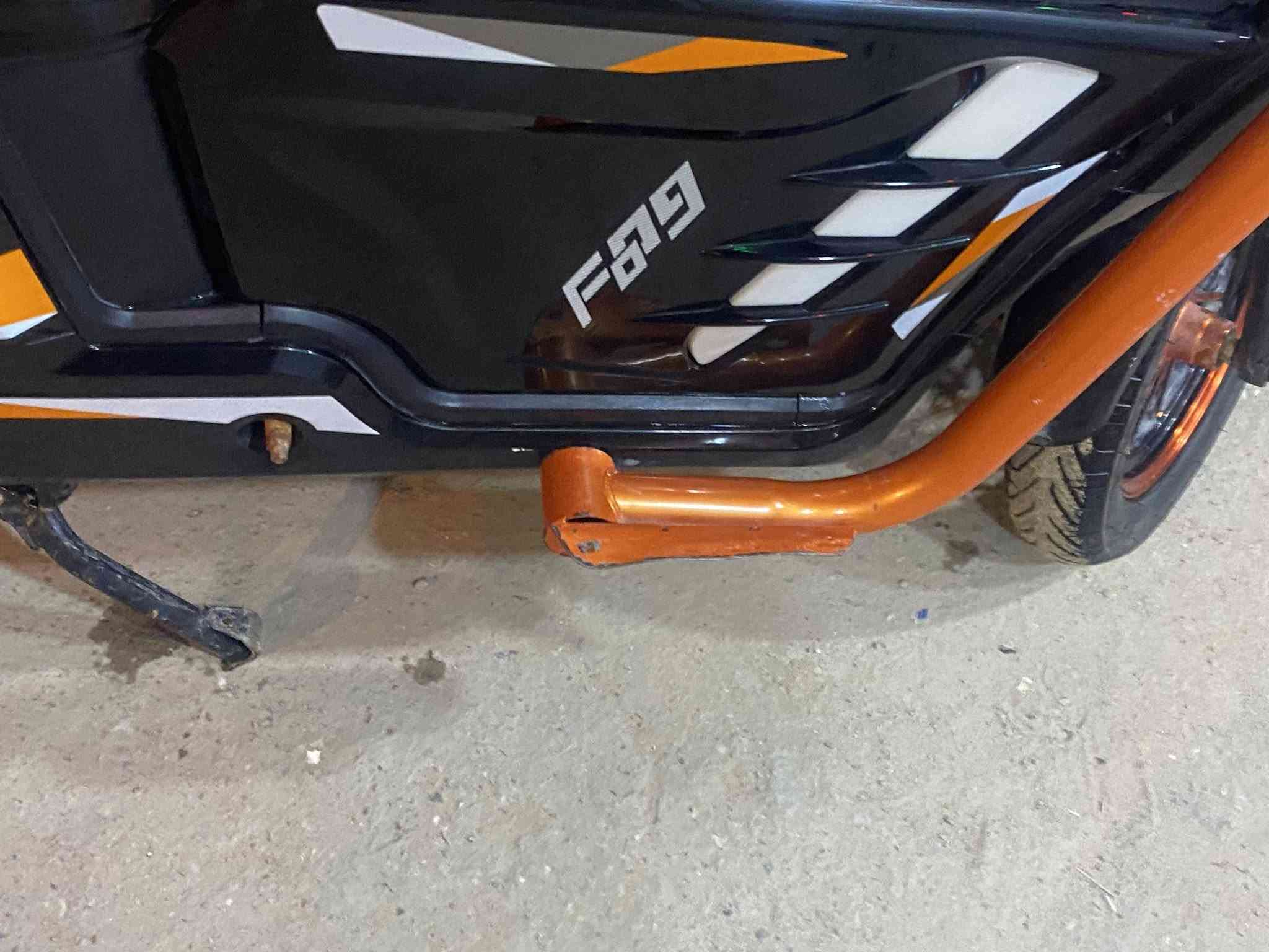السلام عليكم دراجه شحنf 900 سعر الدراجه  250 وبيها مجال بطاريات جدد 26 شرط فحص دراجه بيها بعض الكسور الموضحه بصور عنوان كوت ثويني مقابل صناعيه حمدان للتواصل *********** واتس أو اتصال
