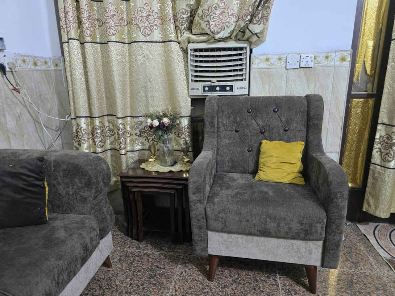 ثلاجه حجم ٢٤ كبيرة سعرها 225
كاونتر ٣ قطع ب 175 
سخان ٥٠ الف 
بلازما 85
طباخ 75
كلة جديد صار ٥ اشهر مشتريته 
لا مصلح ولابي عيب 
وبعد عدي غسالة 
وبنكات 
و قنفات بس مستعمله بيها عيب
و كاربت*********** يوجد توصيل
