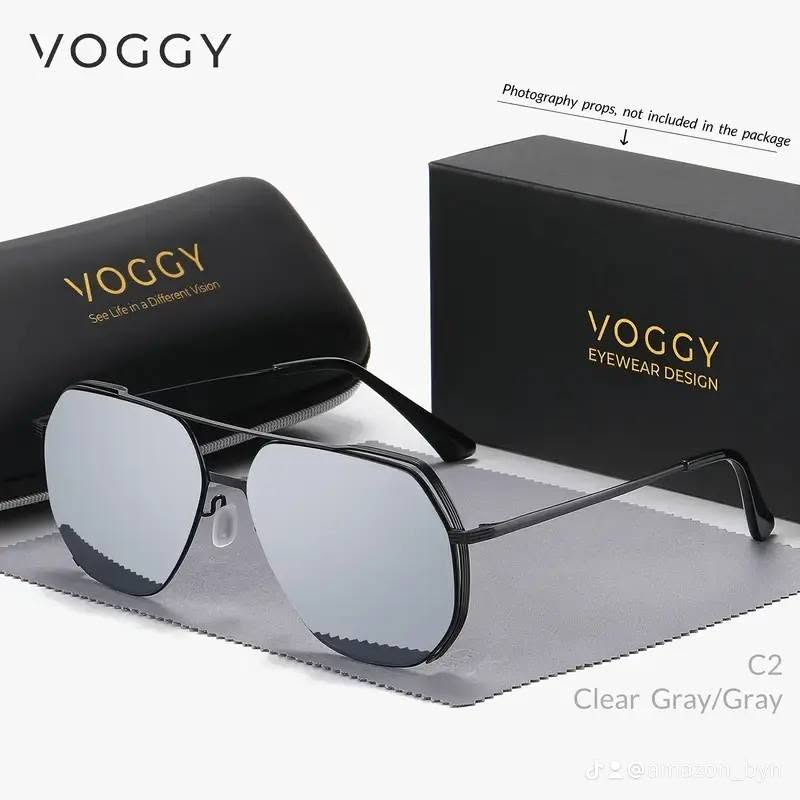 تتميز هذه النظارات الشمسية من العلامة التجارية Voggy بتصميم عصري يجمع بين الأناقة الكلاسيكية واللمسات الحديثة، وإليك تفاصيلها:

التصميم والإطار: تأتي النظارة بإطار معدني رفيع باللون الكحلي أو الأزرق الداكن، وتتميز بجسر علوي مزدوج (Double Bridge) يمنحها طابع نظارات الطيارين (Aviator) الكلاسيكي، مع زوايا هندسية مبتكرة تضفي لمسة عصرية.

العدسات: عدسات واسعة ملونة باللون الأزرق الفاتح المتدرج، وتوفر رؤية واضحة ومظهرًا مميزًا يناسب الإطلالات اليومية والرسمية.

الملحقات المرفقة: تشمل علبة صلبة سوداء لحماية النظارة لحملها بأمان، بالإضافة إلى منديل مخصص لتنظيف العدسات يحمل شعار العلامة التجارية "Voggy Eyewear Design
للاستفسار او الحجز واتساب ***********
توصيل جميع محافظات العراق 5.000 الف فقط
