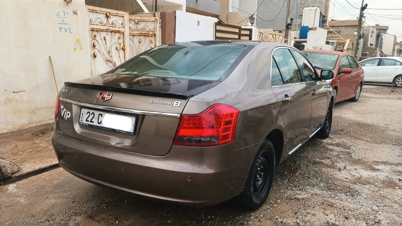 geely emgrand 8 model 2013 
جیلی ئێمگراند8 مۆدیل 2013
*********** 
گێرمەکینە بیلادی میستربووشی یابانی 20 مەرغوب لۆک بێ سەرف بئ سبوغ ته  نها بۆنيت و سقف تۆزيك كالبۆته وه
فوول مواسەفات سلاید. 
گیرتۆماتیک+عادی‌+s،
تبرید مرکزی 
٨ ئێرباگ 

جيلي امكراند٨ للبيع
محرك 20 ميتسوبيشي یابانی البلادي المرغوب والاقتصادي بدون بخار لوك ويشتغل على بانزين عادي بدون مشكلة
لایت شغال،جام شغال،لایت متعرک،شاشە+کامیرە+حساس،
كير اوتو وعادي وسبورت
شاشة ايباد وكاميرا سلايد 
تبريد مركزي امامي خلفي 
بيدون صبغ بيدون عادث 
السعر ٦٤ ورقة بي مجال تحويل بشرط 
*********** 
سيارة موجود في أربيل أربيل, العراق
