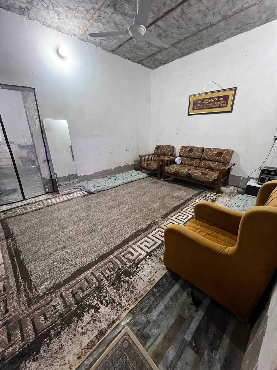 السلام عليكم بيت مساحتة 100 متر 
عنوانة طريق ياحسين عامود 130 شارع الزرگة 
يتكون من غرفة وصالة ومطبخ وحمام وتواليت داخلي وتواليت خارجي 
مكشوفة عدد2 طارمة چبيرة
طابو زراعي سند 25 
قرار محكمة 
بناء بلوك السقف شيلمان  
للبيع سعرة 17 وبيه مجال
للاستفسار ***********
