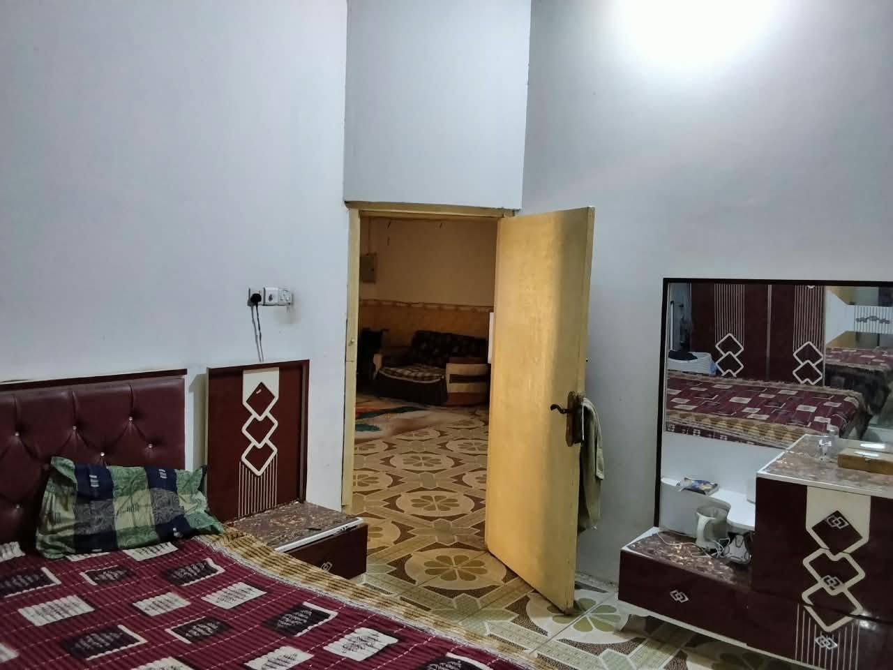 توفر بيت للبيع...
عنوان البيت البصره ابو خصيب ابو جوزي 
يبعد عن التبليط  50متر
وعن الشارع السايدين الداخلي حوالين 800متر
الطابو زراعي عراقي اصولي ميه بلميه
البيت يحتوي عل غررفتين وصاله جبيره وديوانيه ومطبخ وصحيات خارجية وداخليه 
متوفر كافه الخدمات من ضوئي مدارس حكومي واهلي اسواقات 
مساحه البيت 200متر 
السعر 95 وبي مجال 
واثات البيت كذالك للبيع
للستفسار *********** واتساب البصرة, العراق
