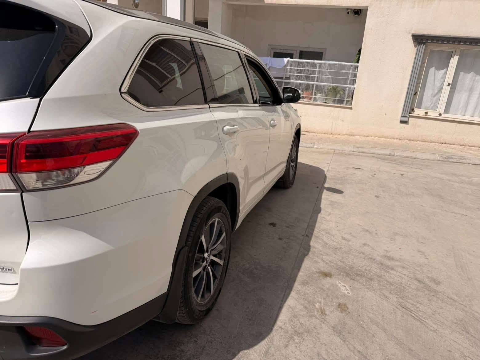 مرحبا اخوان عندي سياره تيوتا هايلندار نضيف جدان بدون سبخ علبارت بي سياره فول موصفات سياره شغال   كشنات VIPو سياره 7راكب بصمه  فول فول 6سلندار و سعر230$ رقم هاتف و واتس اب***********
