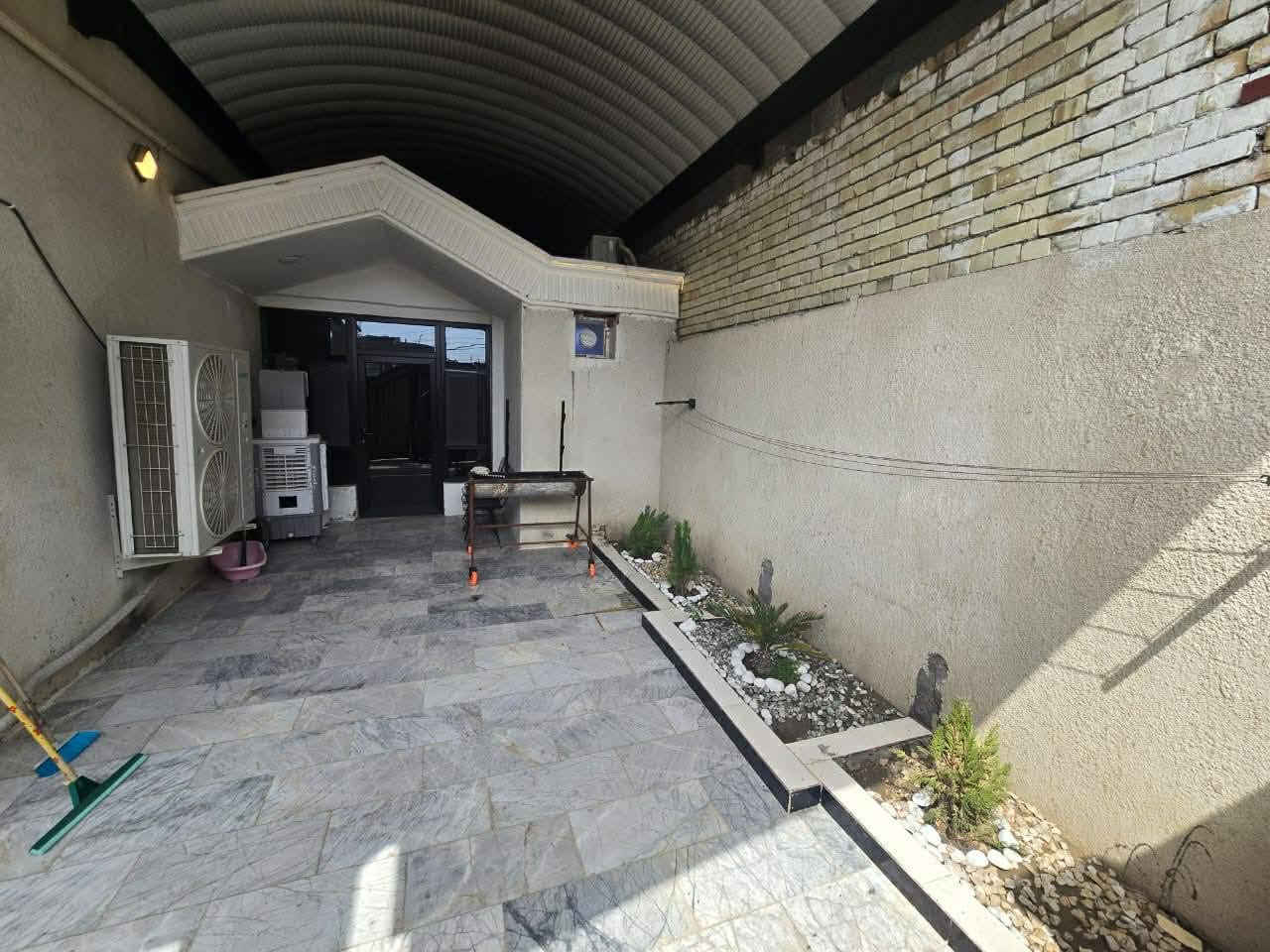 سلام عليكم 
يا الله بيت مساحته 150 طابقين. يحتوى على ثلاث غرف وثلاث حمامات وصاله ومطبخ حار وبارد واستقبال وكراج للسياره 
الارضيه مرمر بيبان قاصه بيبان خشب تركي نضام تاسيس غاز بواري نضام كامرات نضام إنترنيت يبعد عن طريق يا حسين 100 متر خلف البنايات التجاريه مقابل جامعه كربلاء عامود ١٢٠ 
السعر 195 وبيه مجال 
الرقم للتواصل***********
