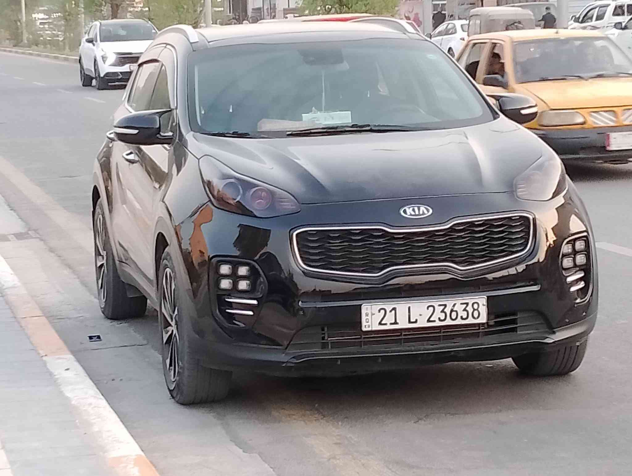 السلام عليكم
اسبورتج للبيع وارد امريكي موديل 17 فول فول مواصفات واحد على واحد  محرك وكير وصدر وتبريد وكهربائيات كفاله بنرامه 4 بصمات كشنات جلد و كهرباء تتفئه وتبريد كشنات رادار هند بريك بصمه بيها 4 قطع صبغ بدون حادث وبعد بيها هواي مواصفات السعر 138 وبيها مجال بصيط 
السيارة بسم عمي تحويل مباشر العنوان بغداد 
***********
