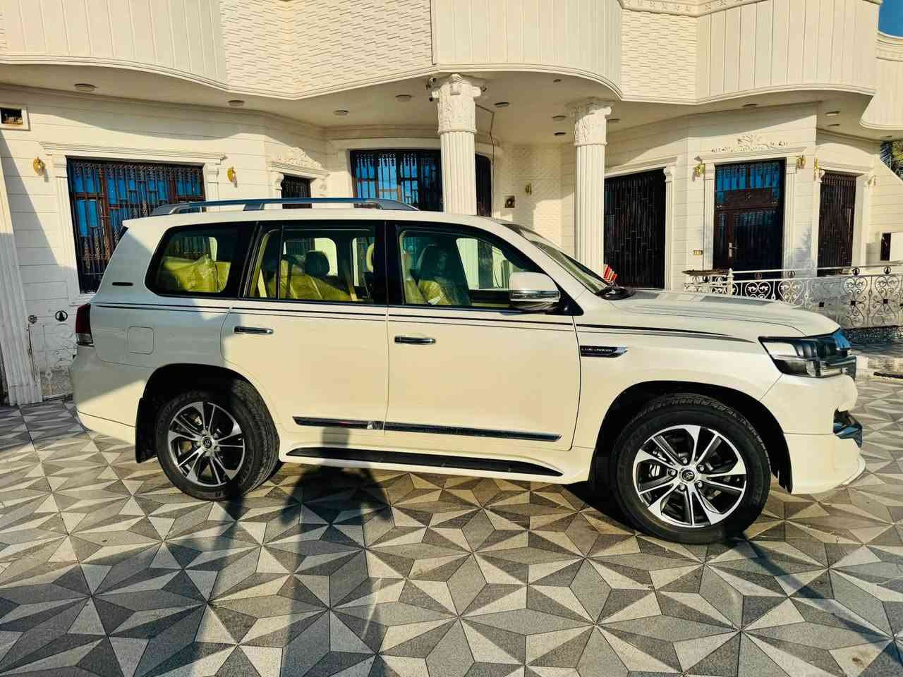 السلام عليكم .... عشاق النضافه والتميز 🌹🌹🌹🌹
لاندكروز 2020 فول الفول 1 \ 1 شركة ساز
لاندكروز جديدة بمعنى الكلمة  ماشية 78 الف حقيقي الرقم بغداد بأسمي والتحويل ثاني يوم السيارة اصل شركة وما مضيوف عليها اي شيء السيارة فول مواصفات والكل يعرف مواصفات الساز السعر 52,5 الف دولار وبيهة مجال بسيط 
عنوان السيارة .
 محافظة الديوانية للاستفسار اكثر الاتصال احمد المرجاني   ***********  
السيارة للبيع والمراوس بلكزس او لاندكروز 2024
