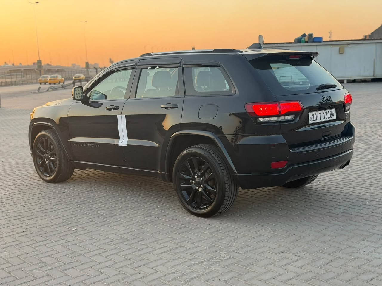 السلام عليكم جيب موديل 2018 بلاك توب معروضه 160 وبيه مجال بسيط رقم بغداد دولي باسمي تحويل مباشر مكينه 6 سلندر 3600 غير مفتوحه  كير كذالك غير مفتوح  سياره ماشيه 95 حقيقي تبريد ثلج صدر امامي خلفي جديد تخم تاير جديد سياره جاهزه كل نقص مابيه مواصفات سياره فول 1/1 عدى فتحه بصمة تشغيل + تشغيل عن بعد كشنات جلد + كشنات كهرباء تبريد قطعتين تحكمات سترين شاشه كبيره  مري قلاب صندوك كهرباء رادرات جانبيه حساسات خلفيه شفتات ستيرن نظام أطفى وتشغيل بلازدحام بعد بيه هواي مواصفات (((( حادث سياره بسيط جاملغ سايق  + بنيد + باب السايق كلير توحيد لون بدون دواخل  صور حادث مرفوقه ويه المنشور )))) مكان سياره بغداد الاستفسار *********** خاص مغلق 🔐
