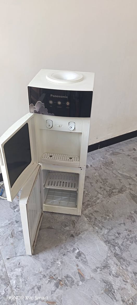 براد ماء للبيع ماء حار بارد شرط تفحص اله تاخذه بسعر ٧٥ الف العنوان الناصرية الإسكان الصناعي ***********
