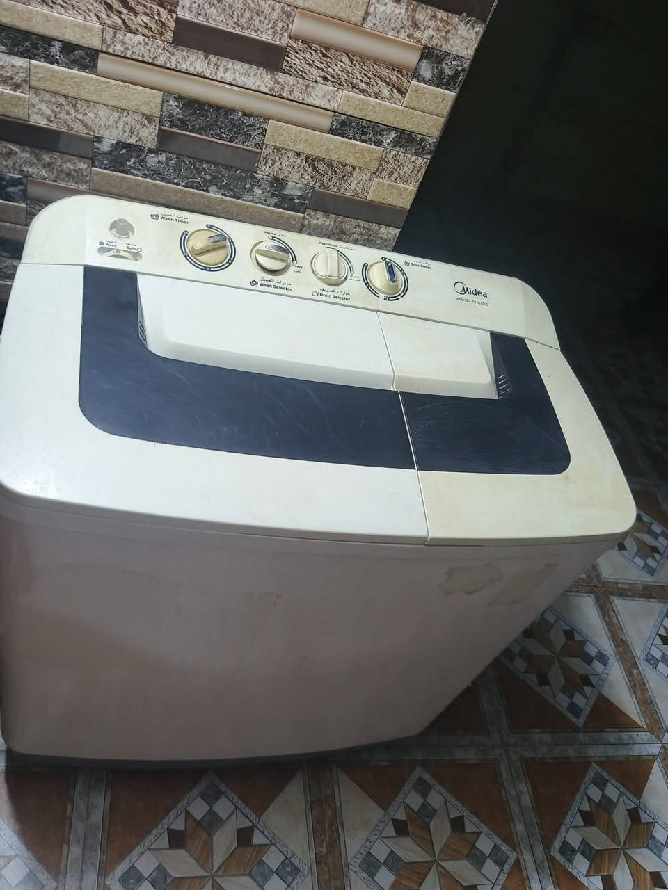 غساله شغاله نضيفه حجم كبير اي خلل مابيها ب75 الاتصال ***********
