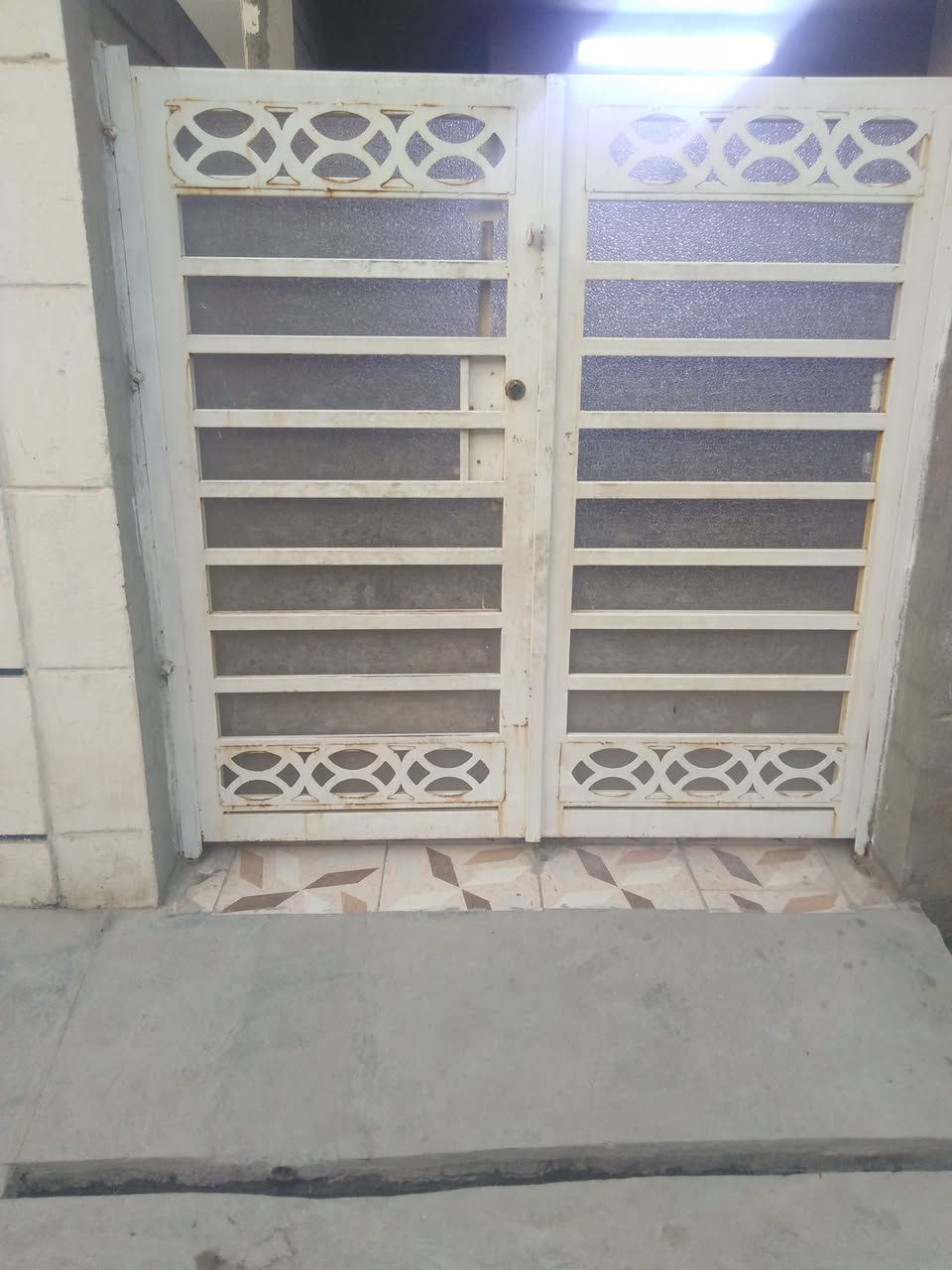 السلام عليكم بيت للايجار مساحه ١٠٠ بسعر ٣٥٠ قفل قرب مجمع الاحلام قرب البيطره للإستفسار الاتصال على رقم الهاتف ***********
