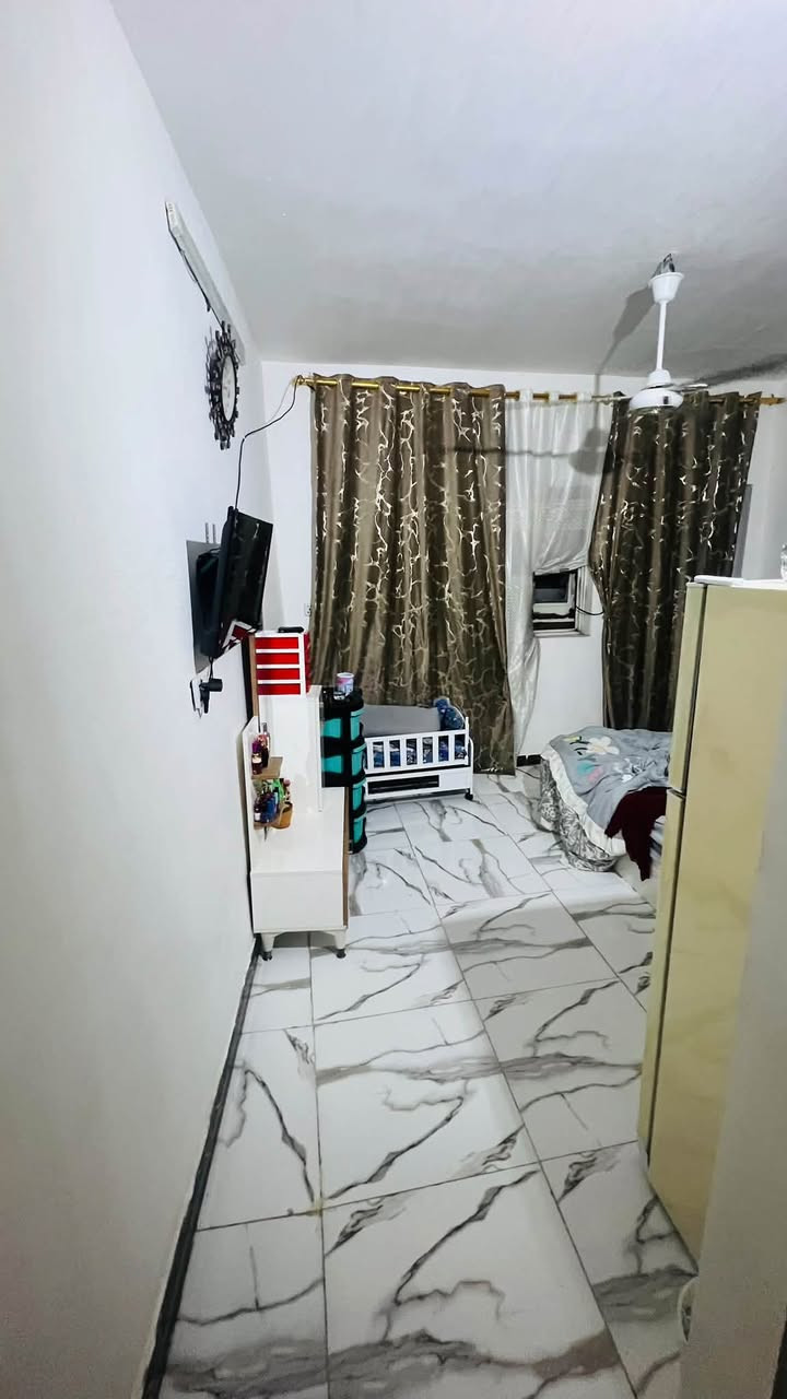 سلام عليكم لبيع بيت قاطين  كامل
لبيت بي 3 غرف نوم وكراج لبيت على فرعين 

مساحت البيت 95 متر سند 25 طابو زراعي 

عنوان كميره شارع ابو كفه قرب ابو هاني مولد 

سعر لبيت 65 باقي تفاصيل تصال ***********
