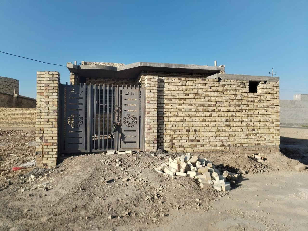 هيكل للبيع زراعي بتلو صب بناء طابوق سكف صب مساحه 200م ماء _ومجاري _وبوري كهرباء_كامل نقص فقط دواخل لبخ +سيراميك +الخدمات ماي ومجاري وكهرباء والشارع تبليط كامل (العنوان العماره المدثره المنطقه الجديده قريب على جملونات السادة) مكلف بنشر الاتصال على رقم ***********(رجاآ المو شراي لا يتصل بدون زحمه
