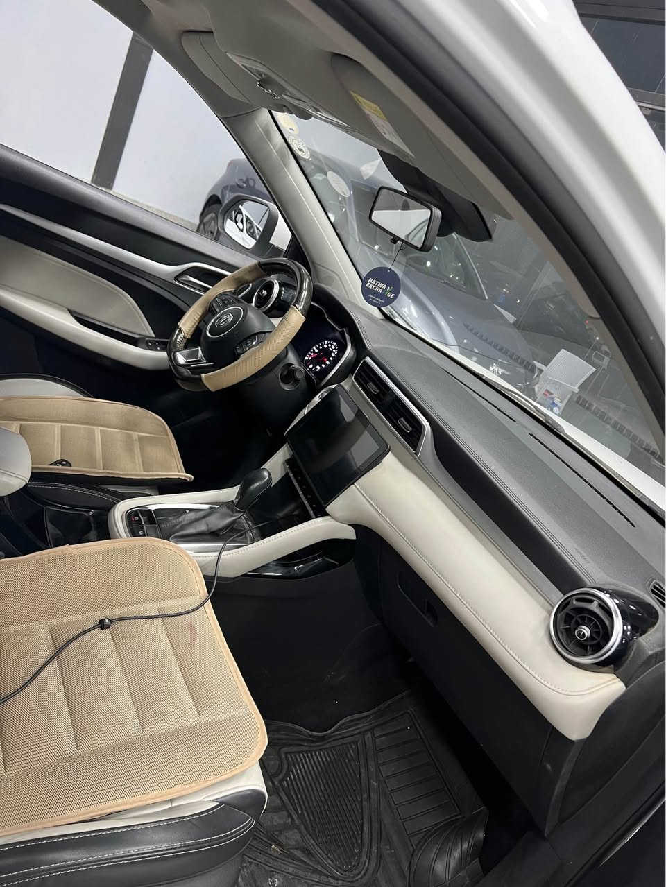 Mgzs  2023  فول مواسەفات کە گۆتت luxury   یانی قەپات مواسەفات دەبل پانۆرامە     بەس بۆنیت کەمەک تەزرەکوت هەیە و ٣٦ هەزار کم رۆیشتیە سعری  118وەرەقە 

***********رەقەم أربيل, العراق
