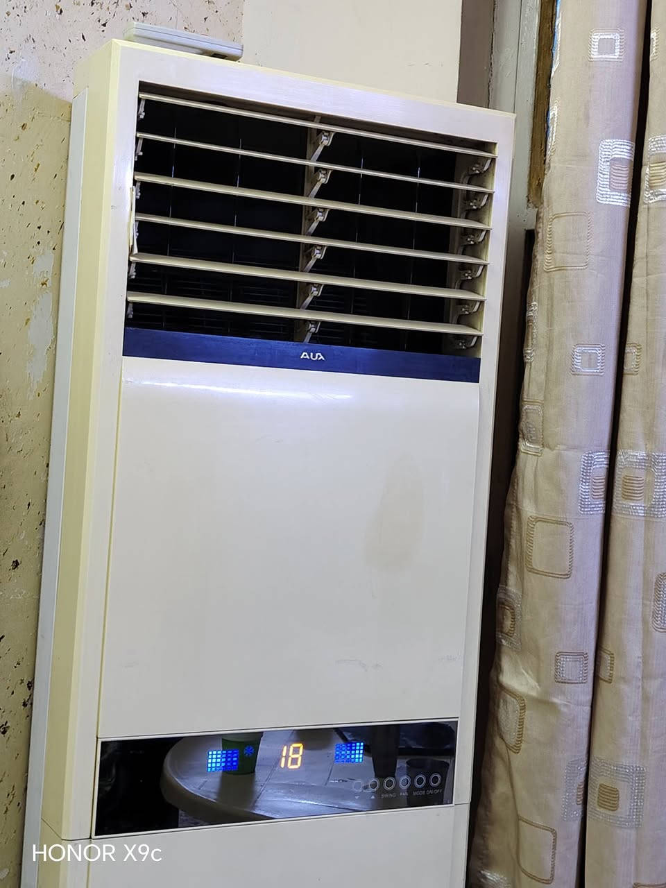 السلام عليكم، سبلت AUX للبيع طن ونص نضيف جدا شغال السعر 200 الف وبي مجال. رقم ***********

نص مكتوب في الصور:
- HONOR X9c