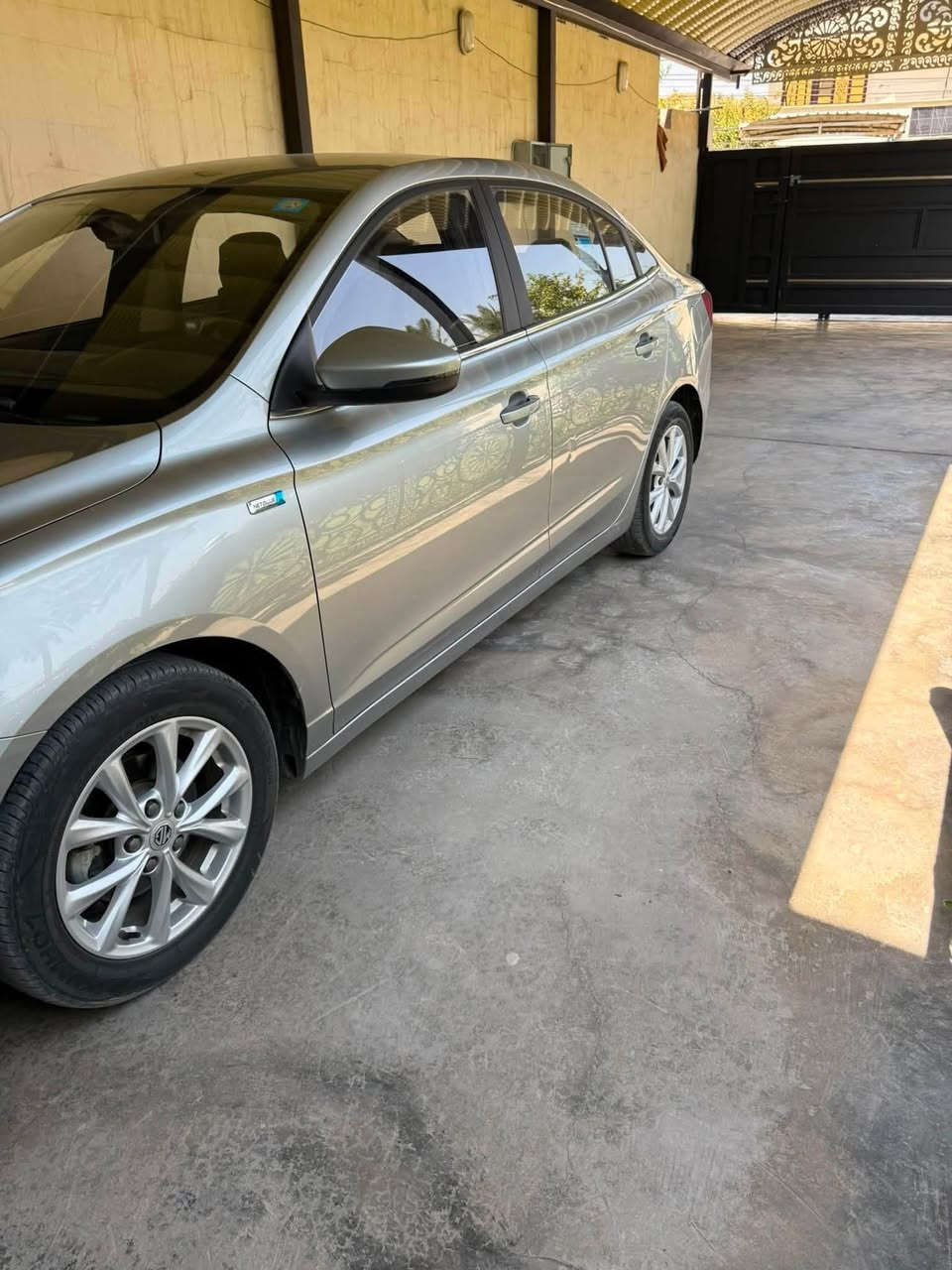 MG5
موديل 2024 فئة الكومفورت تحكم ستيرن وشاشة كامرة خلفية وحساسات السيارة بصمة 
ماشية 58000 رقم بغداد باسمي هزة جديدة 
تبريدها ثلج ما شاء الله سيارة مال بيت ونظيفة جدا
مكاني المنصور 
                                                                         ***********
السعر 105 وبيها مجال بسيط حك الجية
