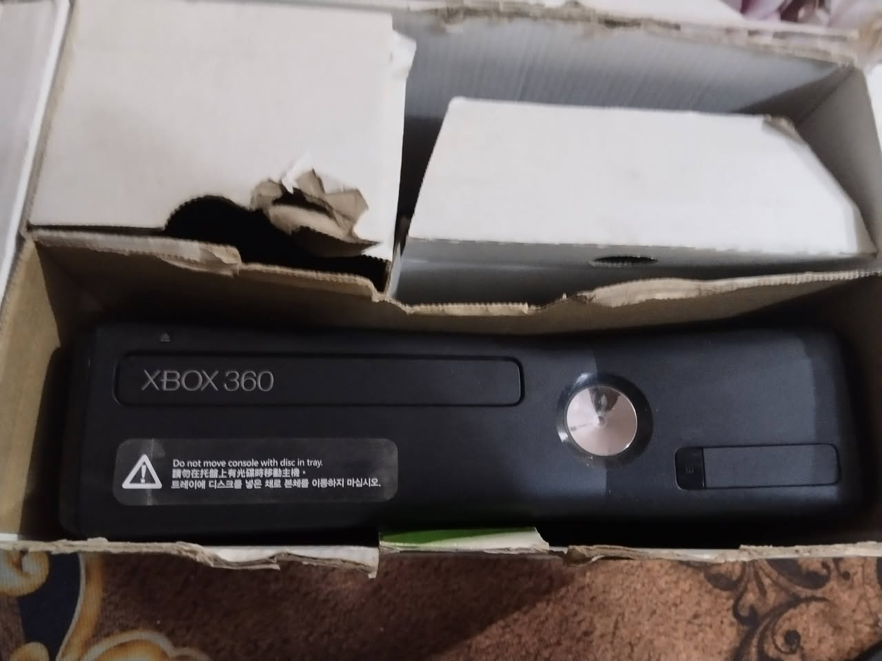 سلام عليكم  مكلف بالنشر
Xbox 360 اخو جديد شرط شخط ماابي حته لزككات مال شركه بعددهن ويا ٧٥ قرص كلهن شغالات+داخل هارد. ٥٠ لعبه
سعر ١٤٠ وبي مجال
